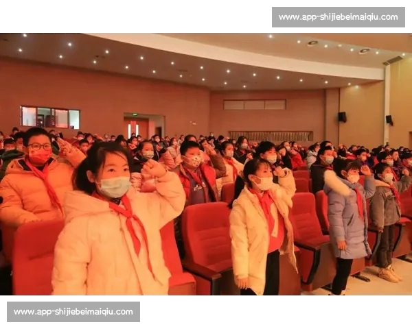 国歌奏响时，他们用身体为孩子撑起晴空