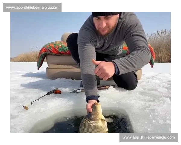 小孩哥单手擒大鱼!钓鱼佬:我的装备白升级了